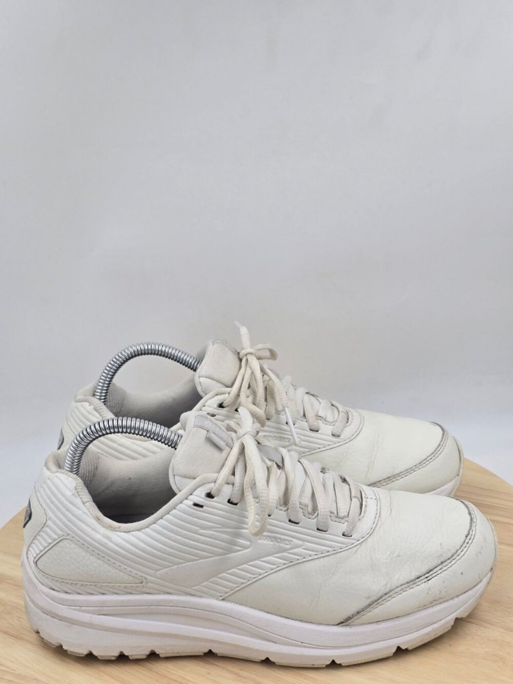 Brooks Addiction Walker 2 Womens White Leather Running Shoes 1203071B142 sz 8.5